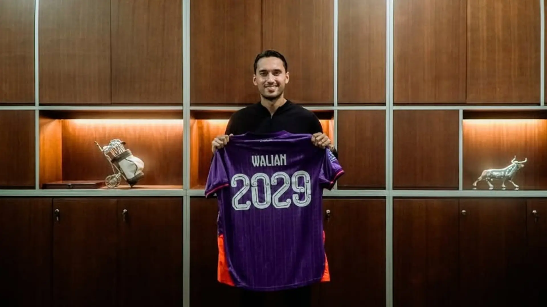 Strategi Investasi Persik Kediri Mengapa Ezra Walian Diikat Kontrak Lima Tahun