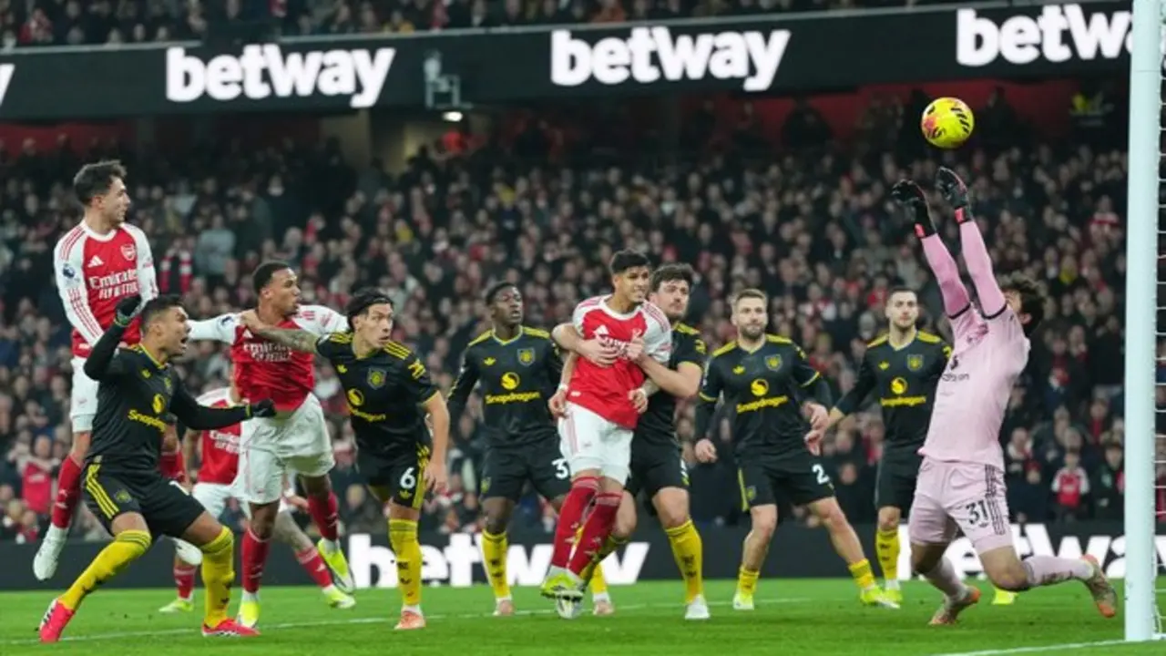 Usai Kalah Dari Man United Rio Ferdinand Sebut Arsenal Beruntung Masih Di Puncak Klasemen Liga Inggris