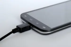 Banyak Dilakukan Pengguna, Benarkah Charge HP Semalaman Merusak Baterai?