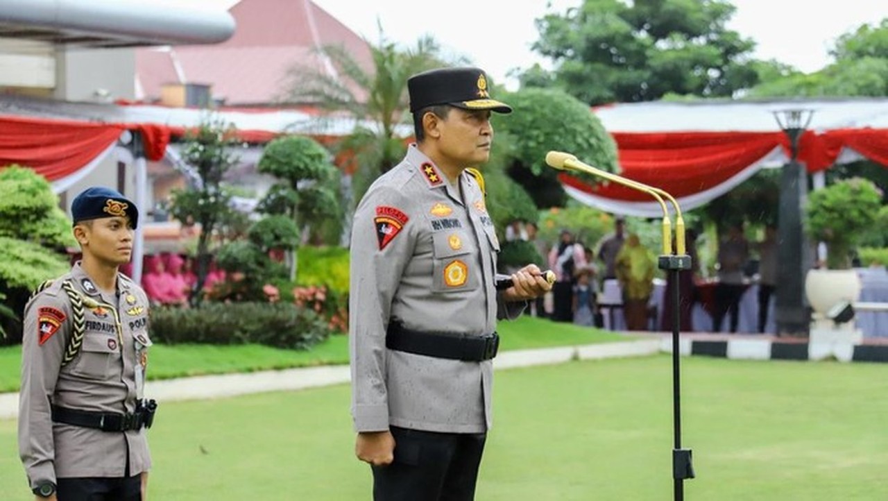 Foto: Kapolda Jawa Tengah Irjen Ribut Hari Wibowo Memimpin Upacara Kenaikan Pangkat. (dok.istimewa)
