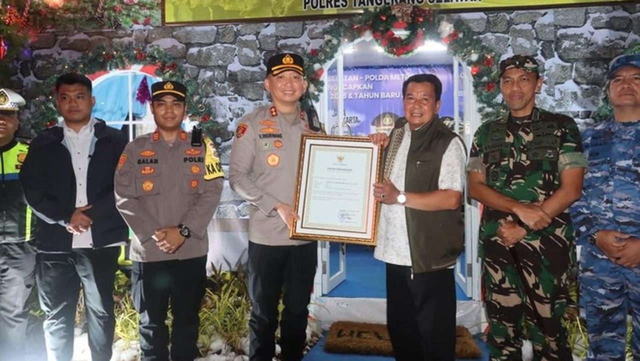 Foto: Kapolres Tangsel Akbp Victor Inikiriwang Mendapatkan 3 Penghargaan Sekaligus Dari Bupati Tangerang Mochamad Maesyal Rasyid. (dok. Istimewa)