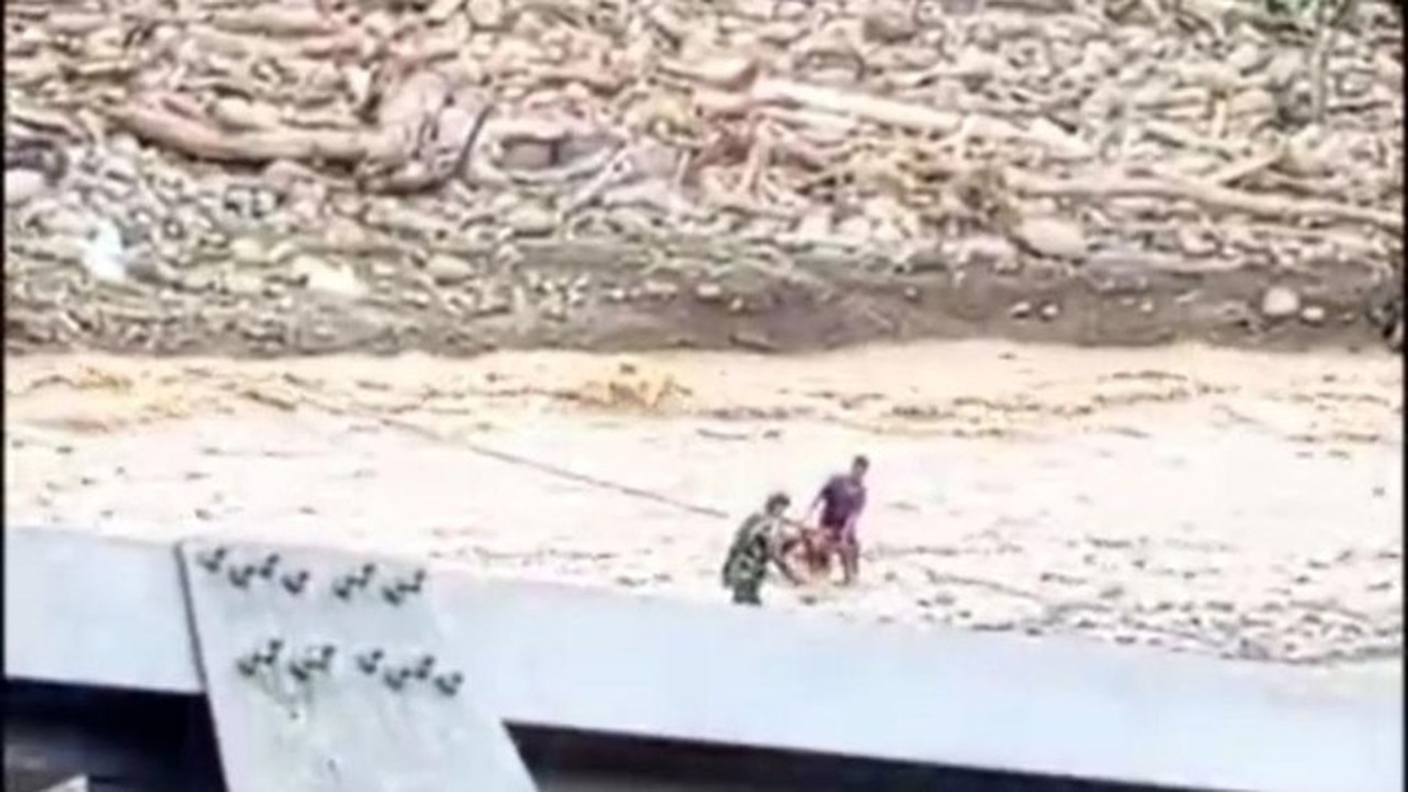 Foto: Tangkapan Layar Video Viral Personel Tni Selamatkan Warga Aceh Tengah Yang Jatuh Dari Sling. (istimewa)