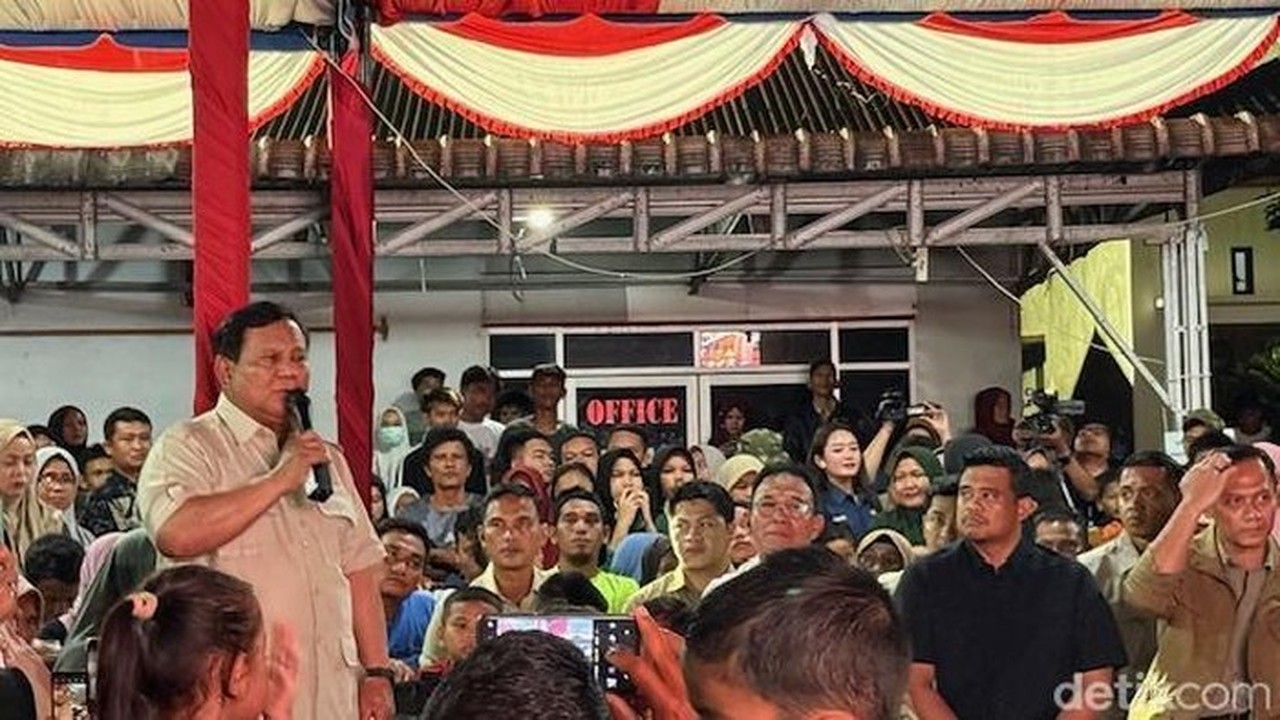 Presiden Prabowo Subianto Di Posko Pengungsian Desa Batu Hula, Batang Toru, Tapanuli Selatan, Sumatera Utara, Rabu (31/12/2025) Malam. (eva/detikcom)