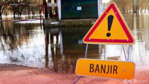 Banjir Rob Setinggi 10 Cm Genangi Jalan Depan Jakarta International Stadium