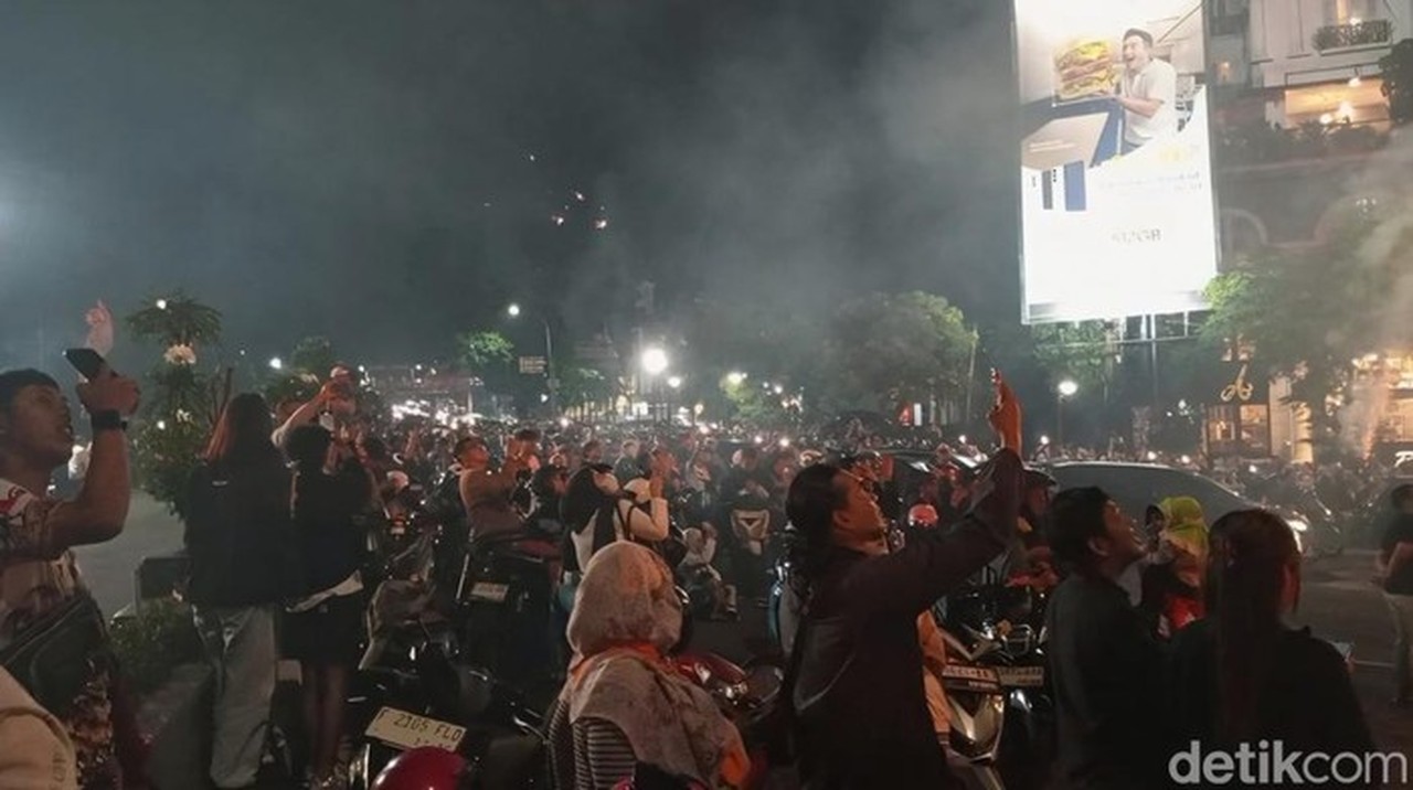 Suasana Warga Nikmati Malam Tahun Baru Di Tugu Kujang, Kota Bogor. (sholihin/detikcom)