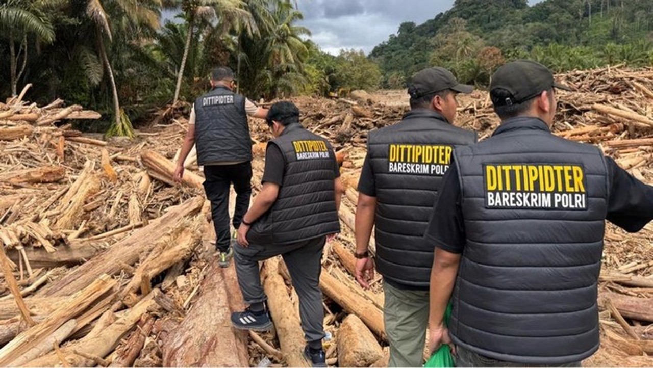 Bareskrim Olah Tkp Banjir Yang Bawa Gelondongan Kayu Di Garoga Sumut. (foto: Dok. Istimewa)