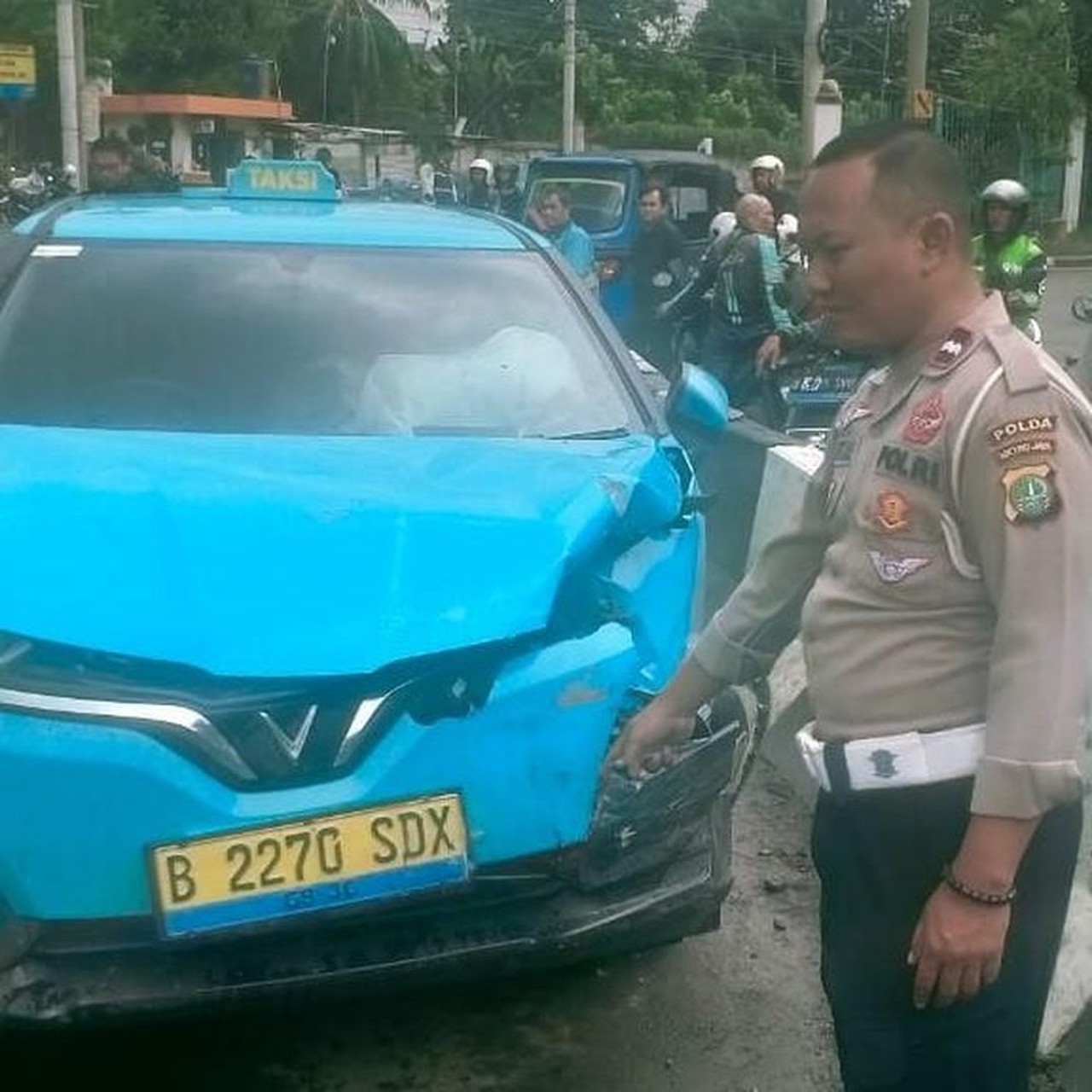 Foto: Taksi Listrik Tertemper Lokomotif Kereta Api (ka) Saat Menerobos Perlintasan Rel Ka Di Jakarta Pusat. Bodi Mobil Tersebut Ringsek Dan Lokomotif Ka Ikut Rusak. (dok Istimewa)