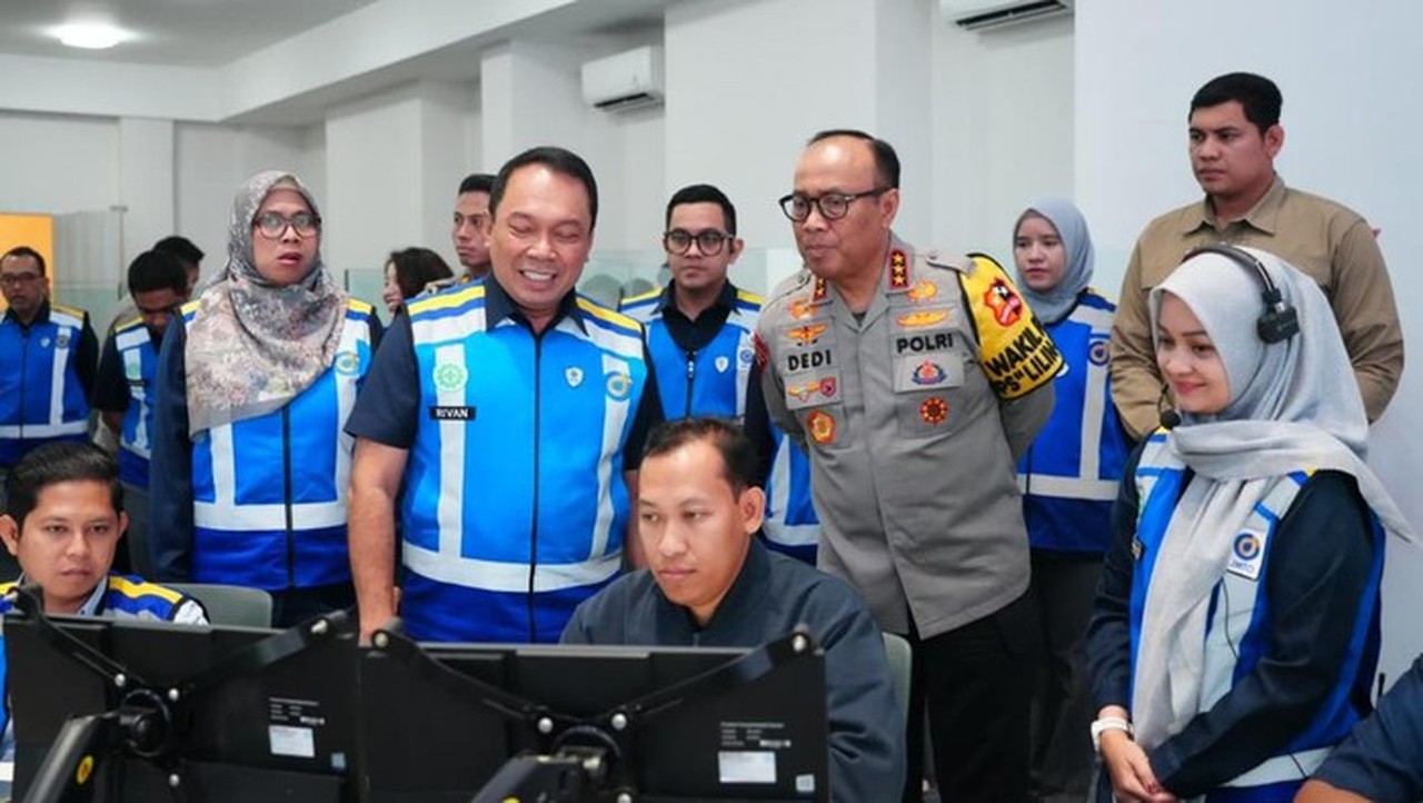 Foto: Wakapolri Komjen Dedi Prasetyo Memonitoring Arus Balik Nataru Di Command Center Jasa Maga, Jatiasih, Bekasi. (dok. Istimewa)