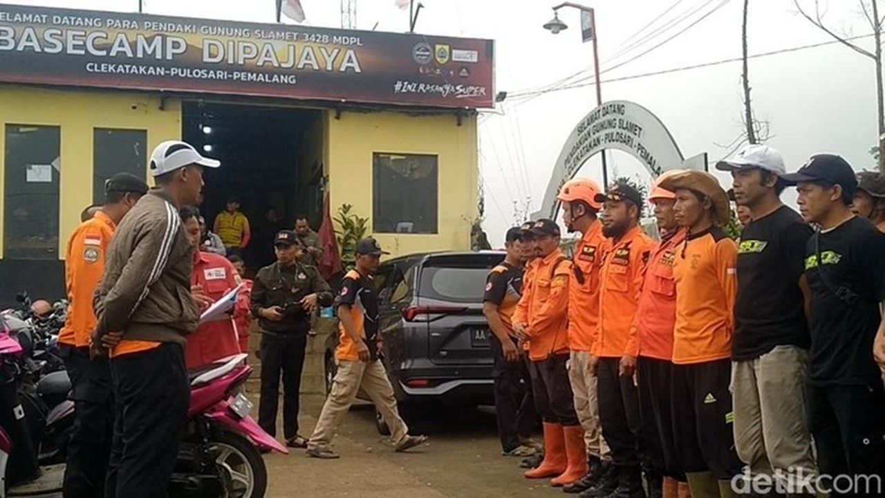 Foto: Warga Lokal Ikut Bantu Cari Syafiq Pelajar Asal Magelang Hilang Di Gunung Slamet, Jumat (2/1/2026). (robby Bernardi/detikjateng)