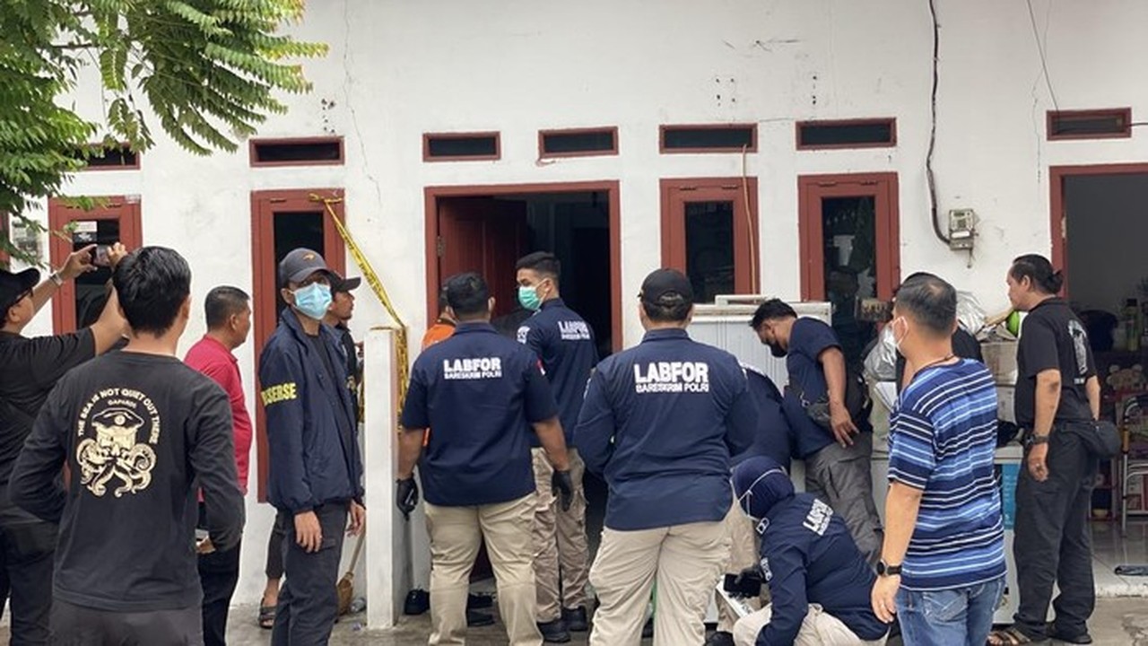 Puslabfor Melakukan Olah Tkp Di Lokasi Tiga Orang Sekeluarga Yang Ditemukan Tewas Di Tanjung Priok, Jakut. (devi P/detikcom)