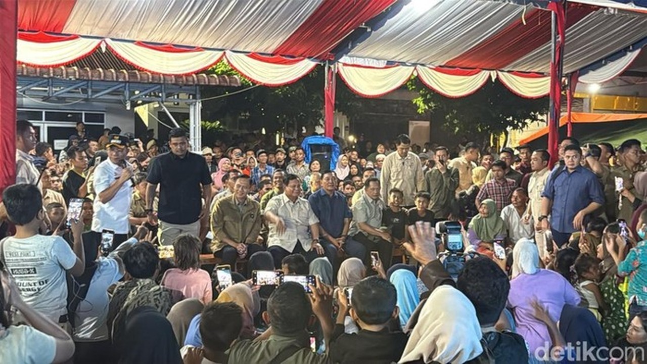 Foto: Presiden Prabowo Subianto Saat Di Posko Pengungsian Di Desa Batu Hula, Batang Toru, Tapanuli Selatan, Sumatera Utara Jelang Pergantian Tahun (eva/detikcom).