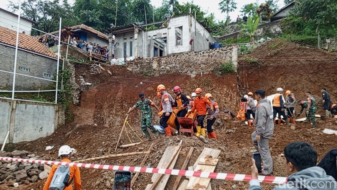 Foto: Tanah Longsor Di Sumedang (dwiky Maulana Vellayati/detikjabar)