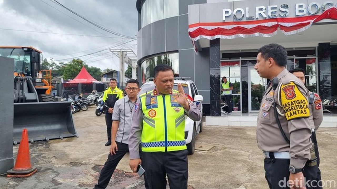 Kakorlantas Polri Irjen Agus Suryonugroho Mengecek Langsung Situasi Rekayasa Lalu Lintas Di Jalan Raya Puncak, Bogor. (foto: Taufiq Syarifudin/detikcom)