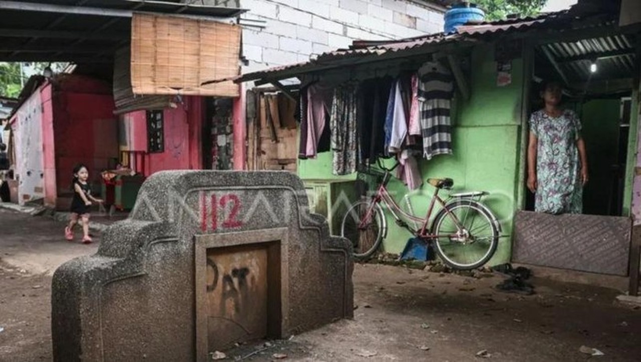 Foto: Warga Berada Di Depan Rumahnya Di Kawasan Tpu Kebon Nanas, Jatinegara, Jakarta, Senin (1/12/2025) (antara Foto/sulthony Hasanuddin/yu)