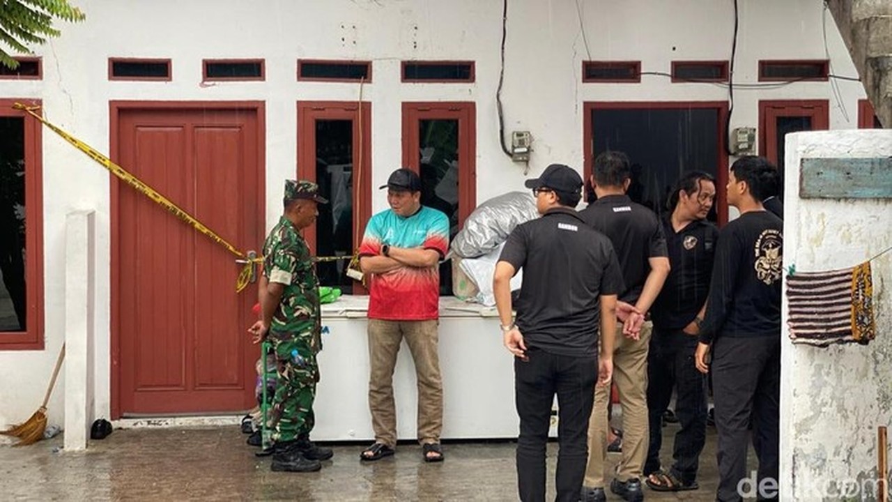 Tiga Orang Sekeluarga Ditemukan Tewas Di Tanjung Priok, Jakarta Utara. Warga Menceritakan, Para Korban Awalnya Ditemukan Keluarganya Yang Pulang Bekerja. (devi P/detikcom)