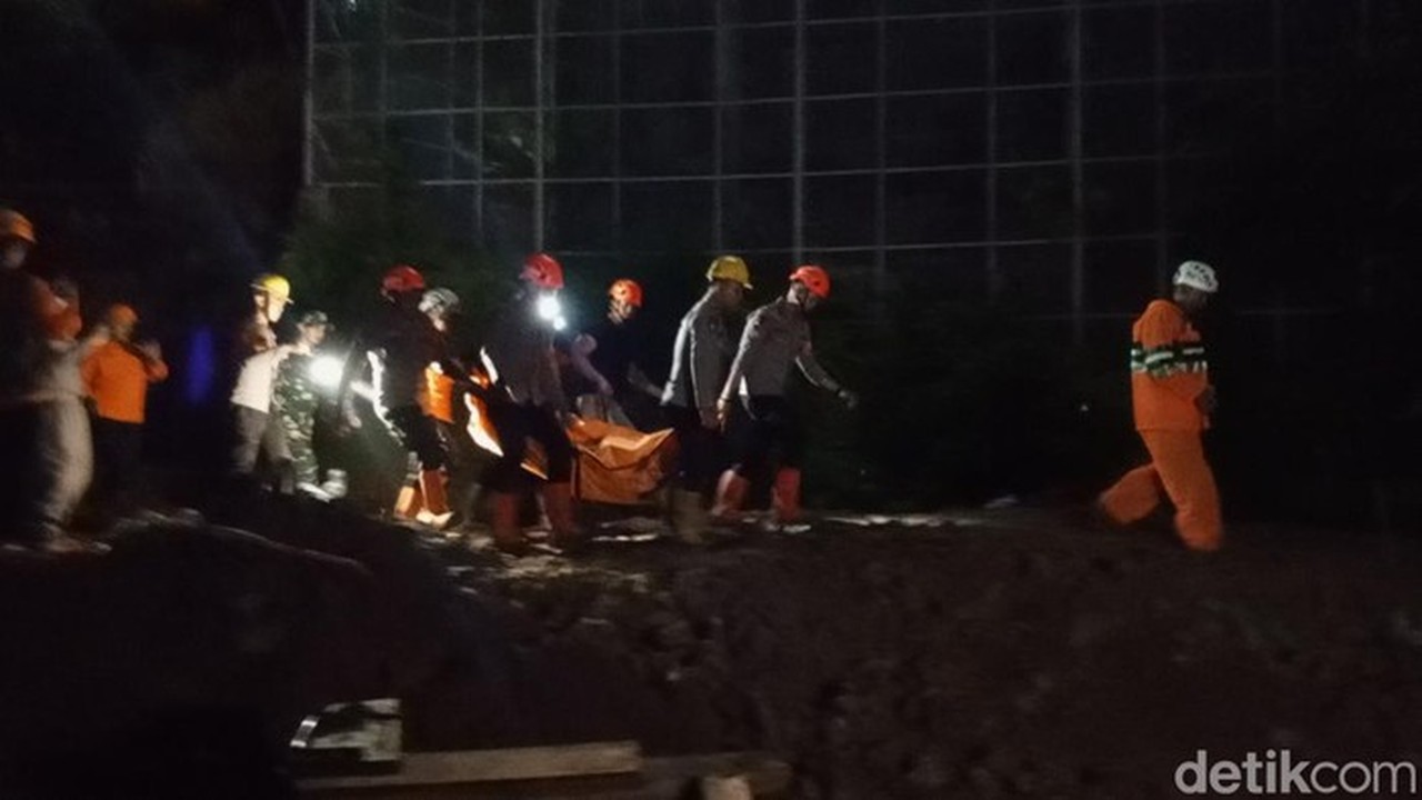Proses Evakuasi 4 Jasad Korban Longsor Proyek Mini Soccer Di Sumedang (foto: Dwiky Maulana Velayati/detikjabar)