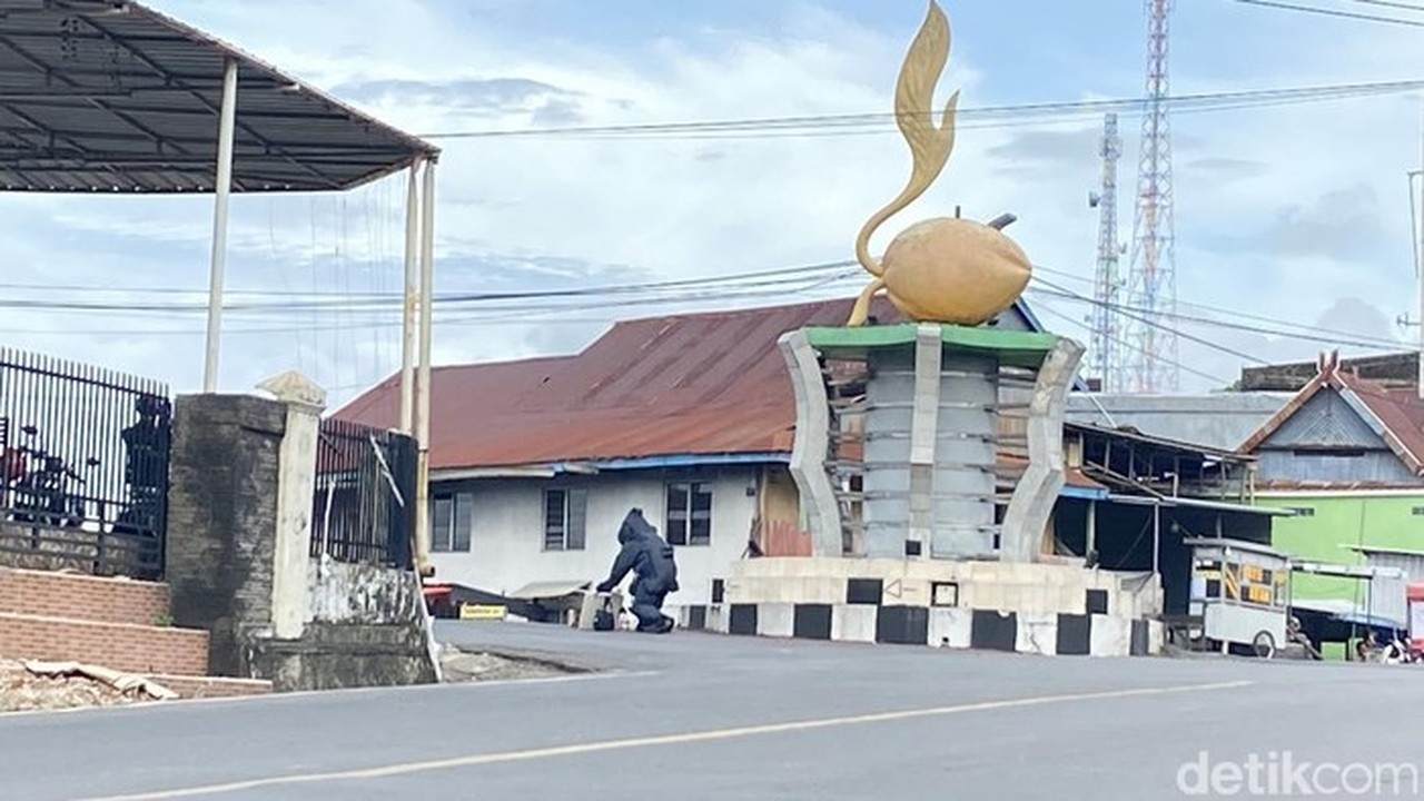 Foto: Tim Gegana Diturunkan Mengamankan Ransel Mencurigakan Di Tugu Tunas Kelapa Parepare. (ardiansyah/detiksulsel)