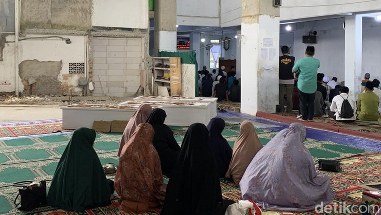 Tiga Jasad Sekeluarga Di Jakut Dimakamkan Har Ini (foto: Mulia Budi/detikcom)