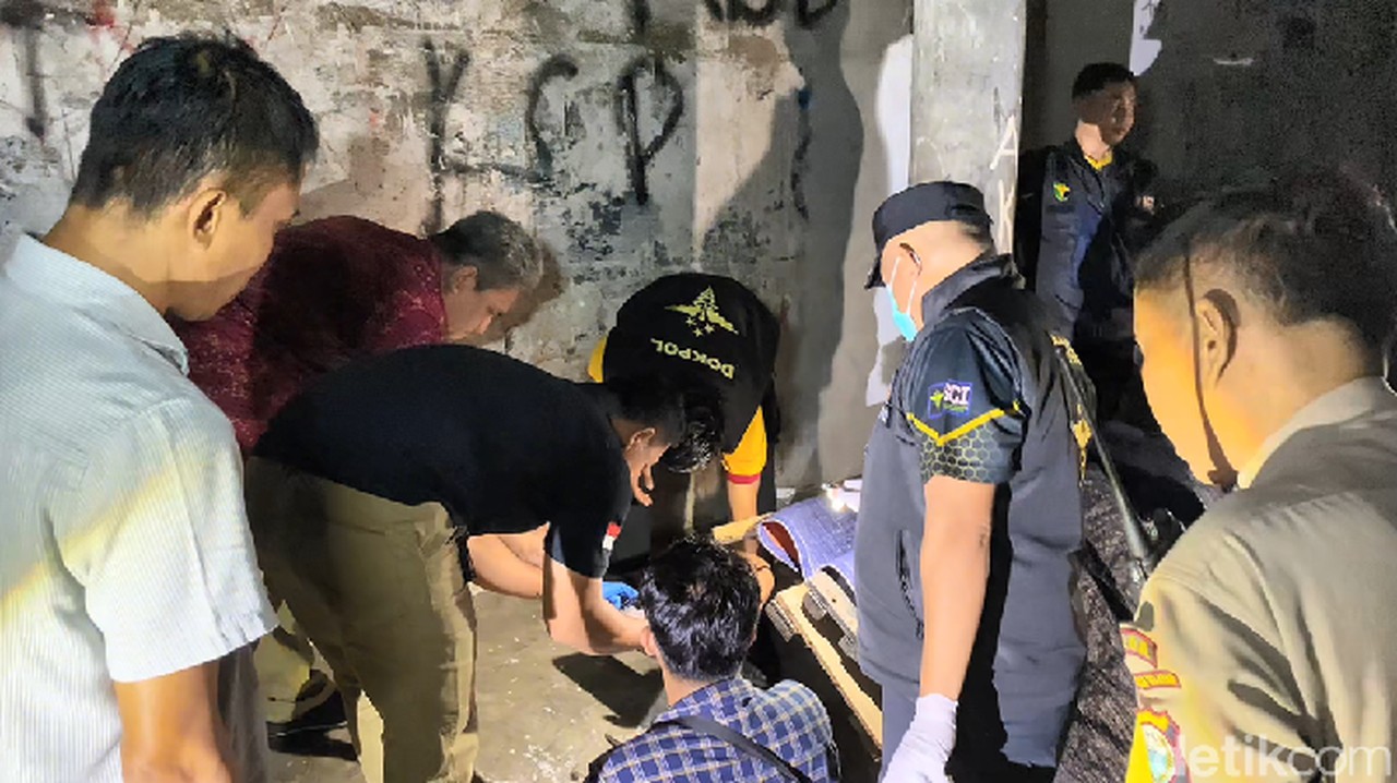 Foto: Polisi Lakukan Olah Tkp Di Lokasi Adik Bunuh Kakak Di Makassar. (reinhard Soplantila/detikcom)