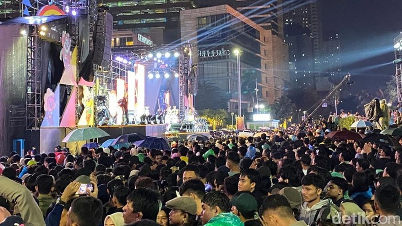 Suasana Kegiatan Berdoa Bersama Untuk Para Korban Bencana Sumatera Saat Perayaan Malam Tahun Baru Di Bundaran Hi, Jakarta Pusat, Rabu (31/12/2025). (wildan/detikcom)