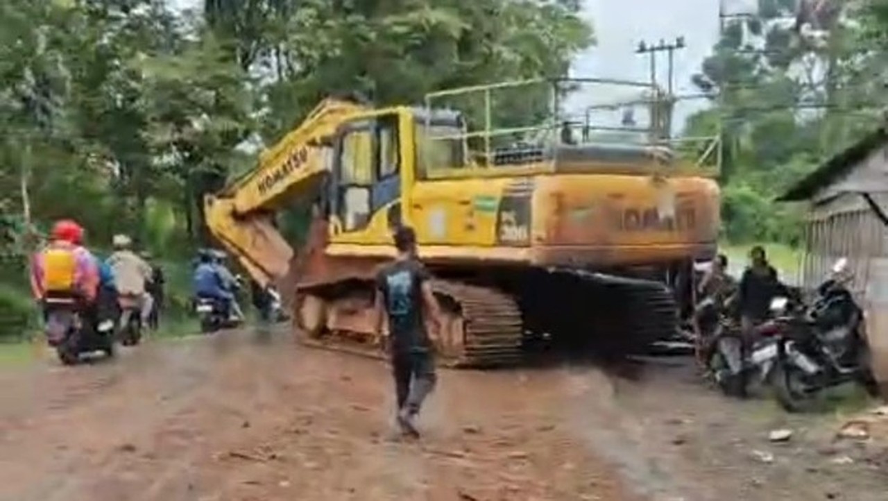 Foto: Kecelakaan Beruntun Melibatkan Ekskavator Dan Beberapa Mobil Terjadi Di Jonggol, Bogor. (dok. Istimewa)