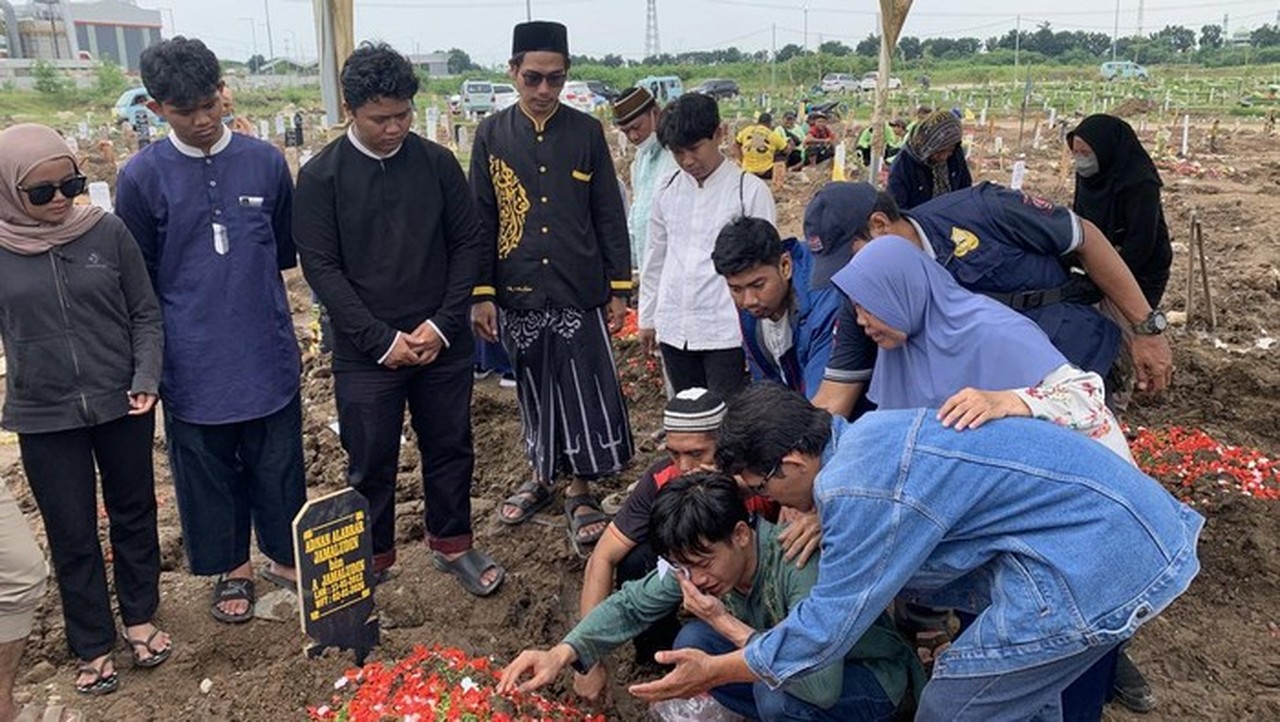 Pemakaman Tiga Orang Sekeluarga Yang Ditemukan Tewas Di Tanjung Priok, Jakarta Utara (mulia/detikcom)