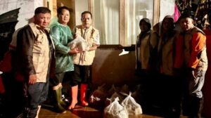 Andre Rosiade Salurkan 1.000 Nasi Bungkus untuk Warga Terdampak Banjir di Kota Padang