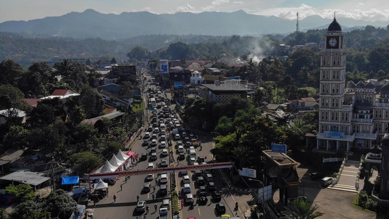 Jalur Puncak Bogor (foto: Antara Foto/yulius Satria Wijaya)