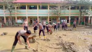Polri Bersih-bersih SDN 1 Karang Baru Aceh Tamiang, Siswa Siap Kembali Belajar 5 Januari