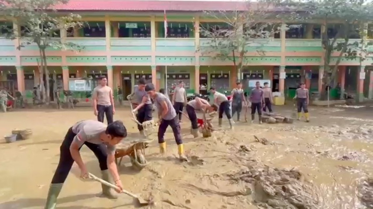 Polri Menunjukkan Komitmen Dalam Pemulihan Pascabencana Dengan Membantu Pembersihan Fasilitas Pendidikan Terdampak Banjir Di Kabupaten Aceh Tamiang, Aceh. (dok Istimewa)