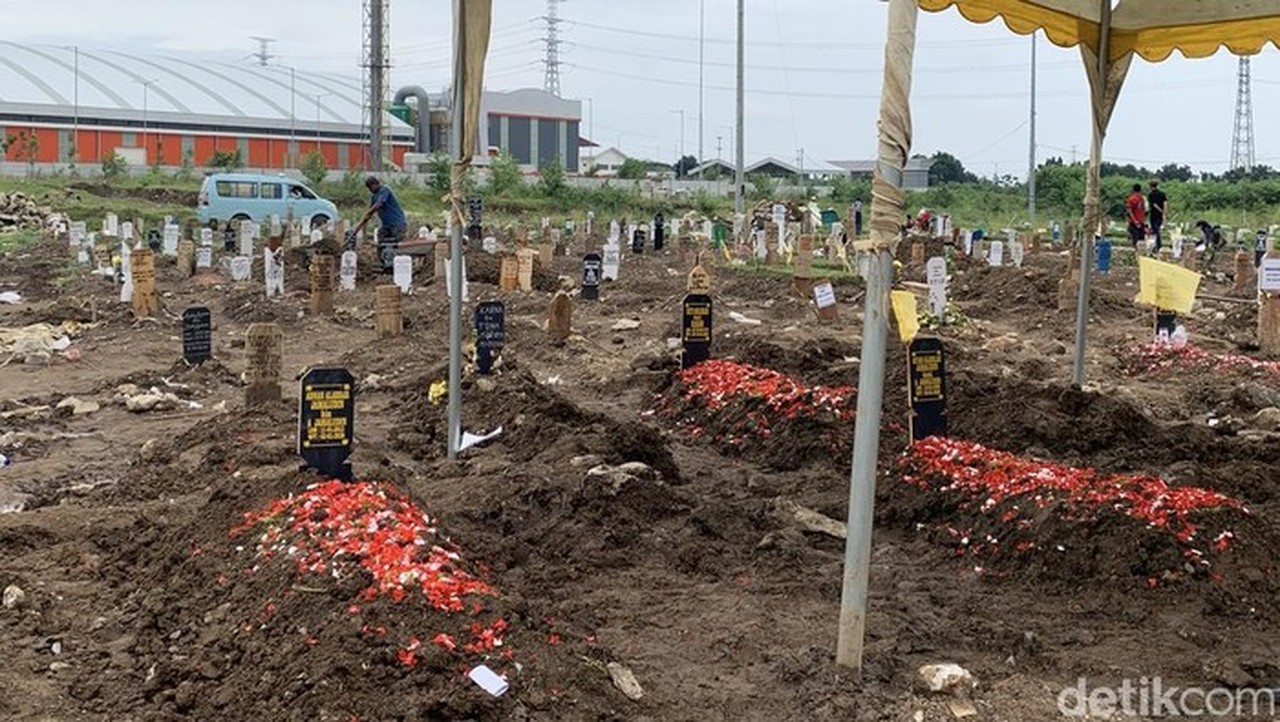 Proses Pemakaman 3 Orang Sekeluarga Tewas Di Warakas, Jakut. (mulia Budi/detikcom)