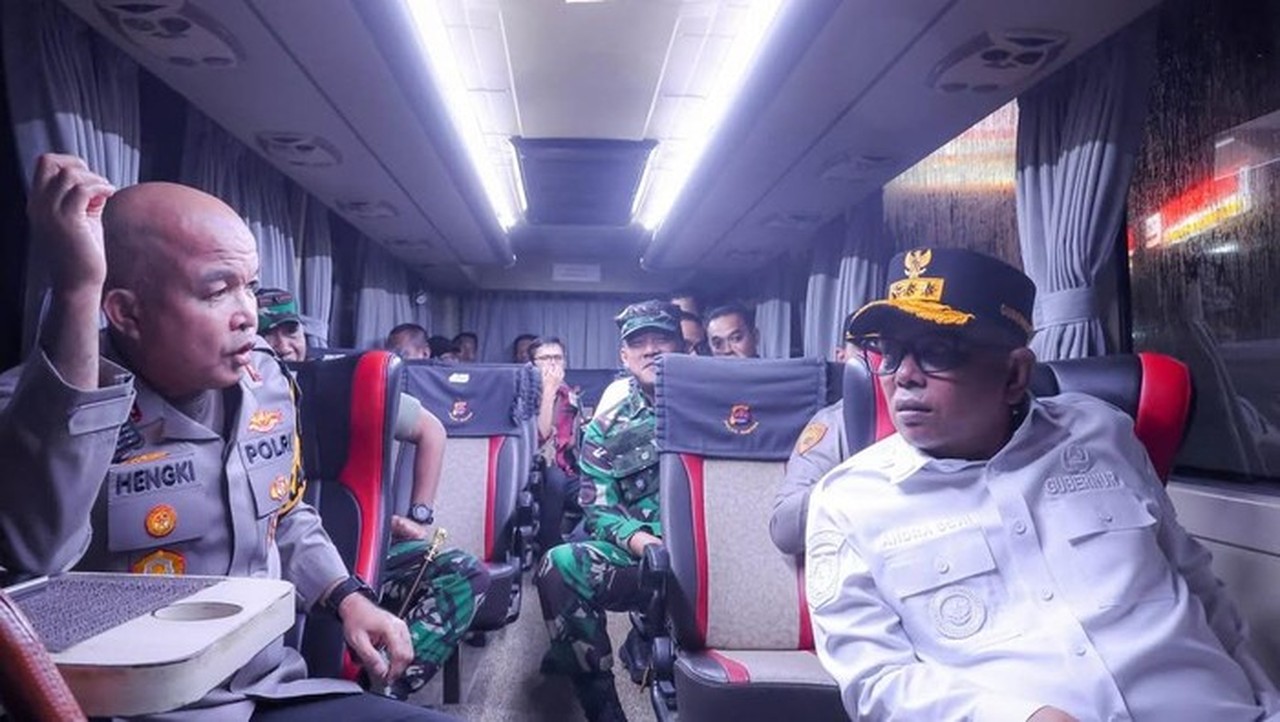 Kapolda Banten Irjen Pol Hengki Bersama Gubernur Andra Soni Saat Mengecek Beberapa Lokasi Keramaian Malam Tahun Baru Di Pusat Kota Serang. (dok.pemprov Banten)