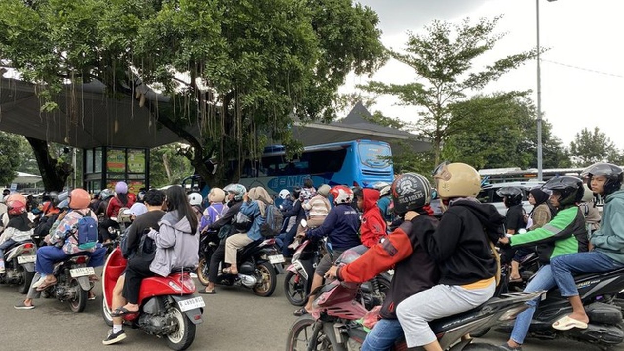 Antrean Kendaraan Mengular Di Pintu Masuk Ragunan, Jaksel. (devi Puspitasari/detikcom)