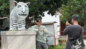 Viral Patung Macan Putih Kediri Dibilang Mirip Kuda Nil, Jadi Rebutan Pengunjung dan Pedagang