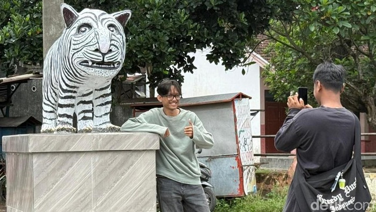 Foto: Sejumlah Warga Berfoto Dengan Patung Macan Putih Di Kediri Yang Viral Karena Bentuknya Lucu. (andhika Dwi/detikjatim)