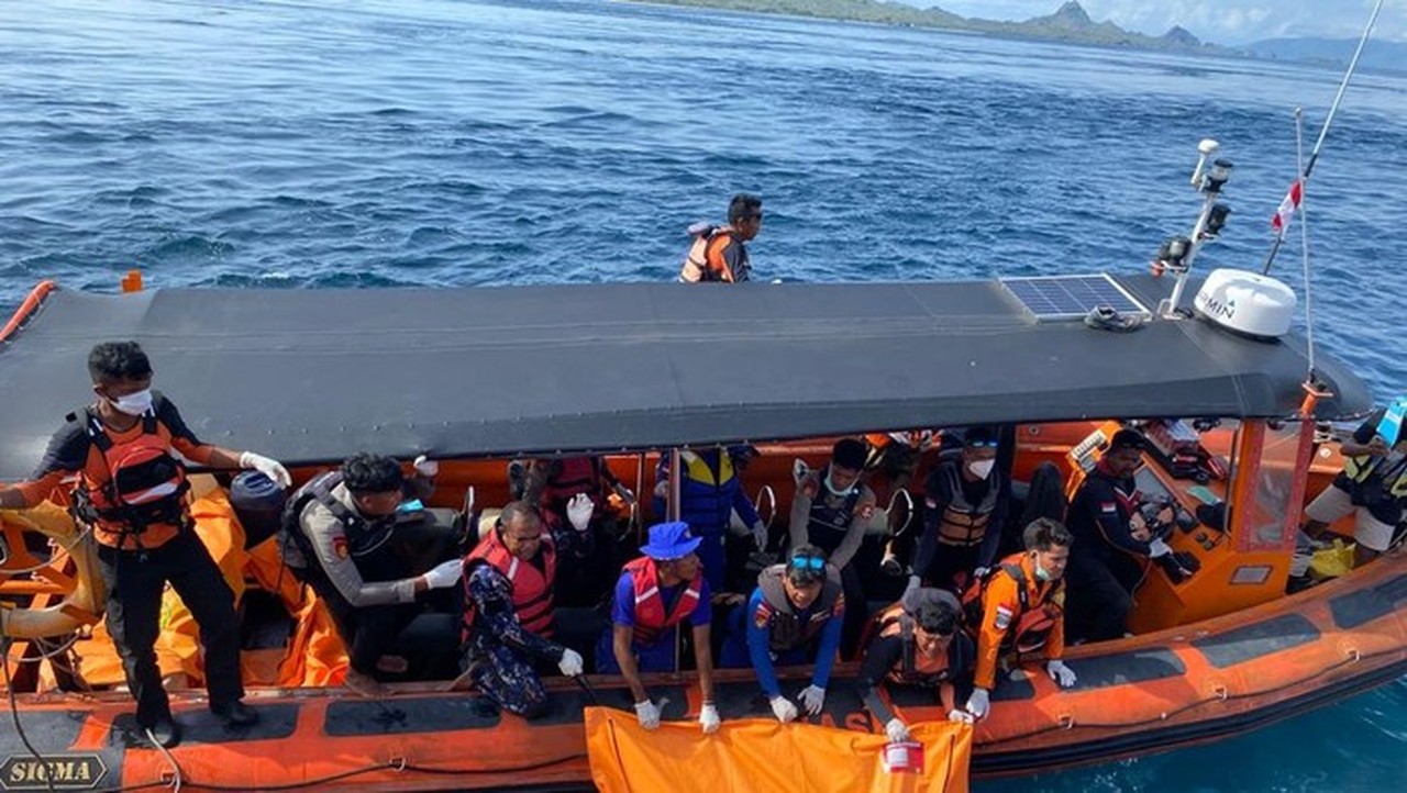 Tim Sar Gabungan Menemukan Jenazah Diduga Fernando Martin Carreras Di Perairan Pulau Rinca, Minggu (4/1/2026). (dok Basarnas Maumere)