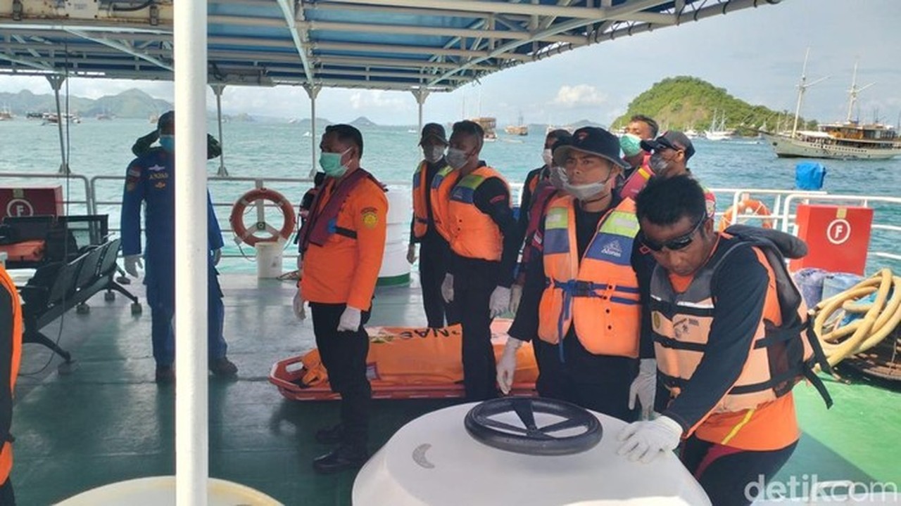 Foto: Jenazah Tiba Di Pelabuhan Marina Labuan Bajo Jam 10.10 Wita, Minggu (4/1/2026), Dievakuasi Dengan Kn Puntadewa Milik Basarnas. (ambrosius Ardin/detikbali)