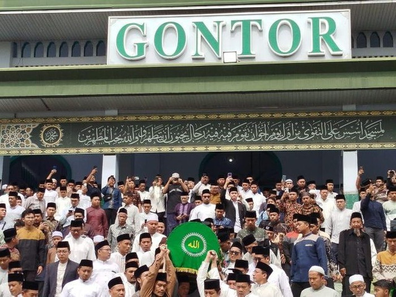 Foto: Ribuan Pelayat Mengiringi Pemberangkatan Jenazah Kh Amal Fathullah Zarkasyi Usai Dishalatkan Di Masjid Jami' Pondok Modern Darussalam Gontor, Ponorogo, Jawa Timur, Minggu (4/1/2026). (antara/ho Prastyo)