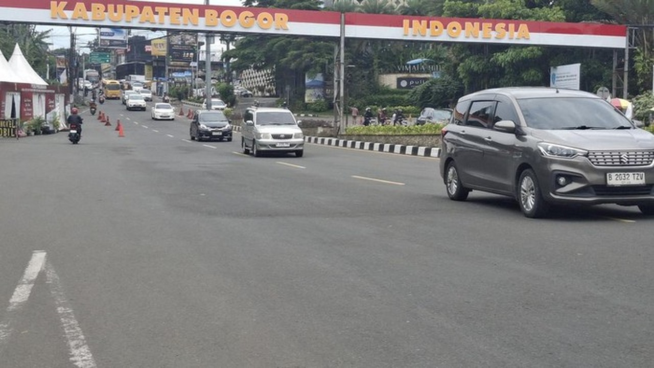 Kondisi One Way Arah Jakarta Di Jalan Raya Puncak, Bogor, Minggu (4/1/2026). (muchamad Sholihin/detikcom)