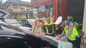 Mobil Ber-Strobo dan Sirine Lagu Anak Viral di Ciputat, Pengemudi Ditilang Polisi