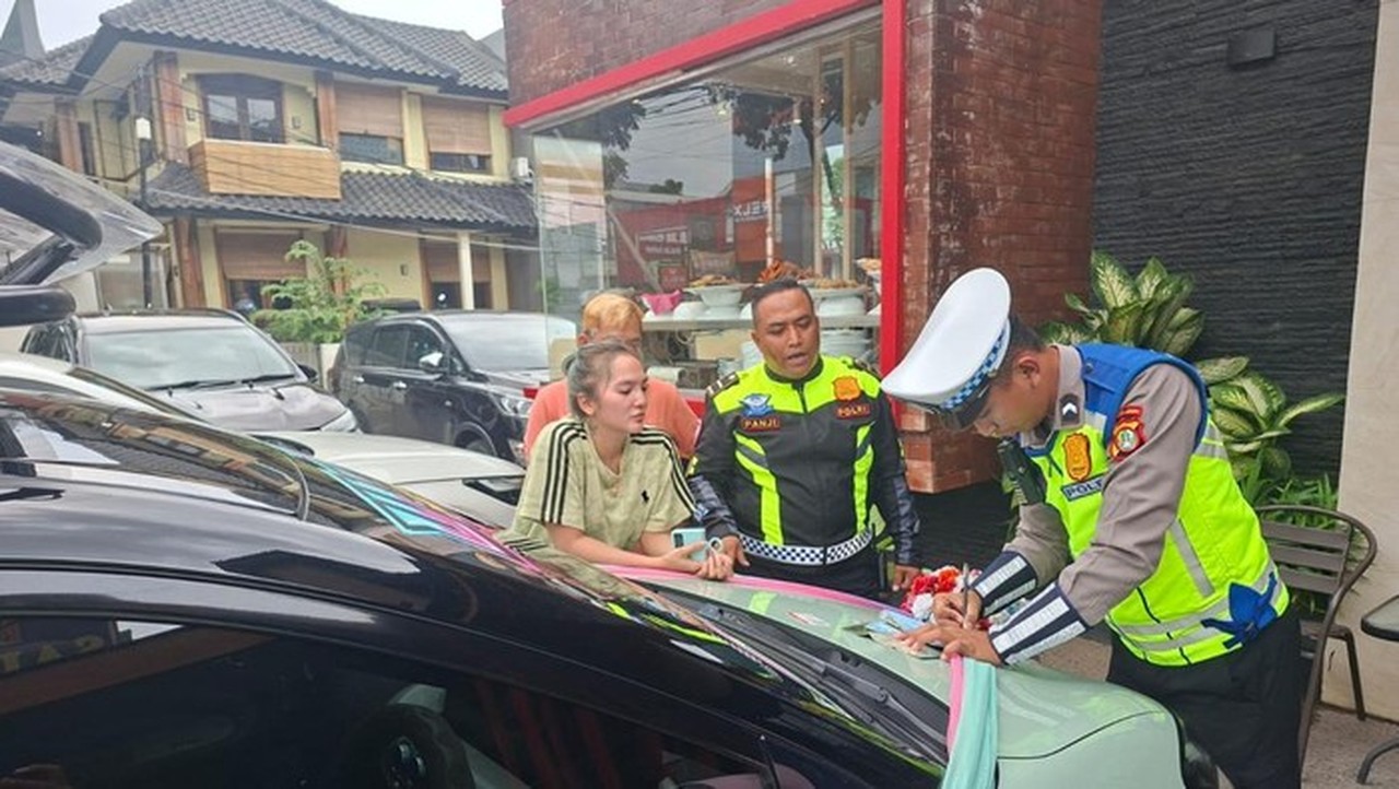 Polisi Menilang Mobil Wuling Viral Pakai Strobo Dan Sirene Di Tangsel. (dok. Istimewa)