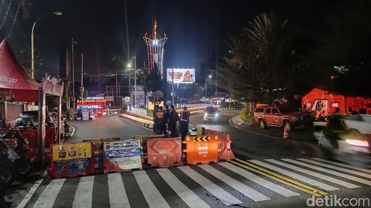 Foto: Jalan Raya Puncak, Bogor, Jawa Barat, Ditutup Malam Ini. Penutupan Dalam Rangka Malam Tanpa Kendaraan Atau Car Free Night (cfn) Saat Tahun Baru 2026. (rizky/detikcom).