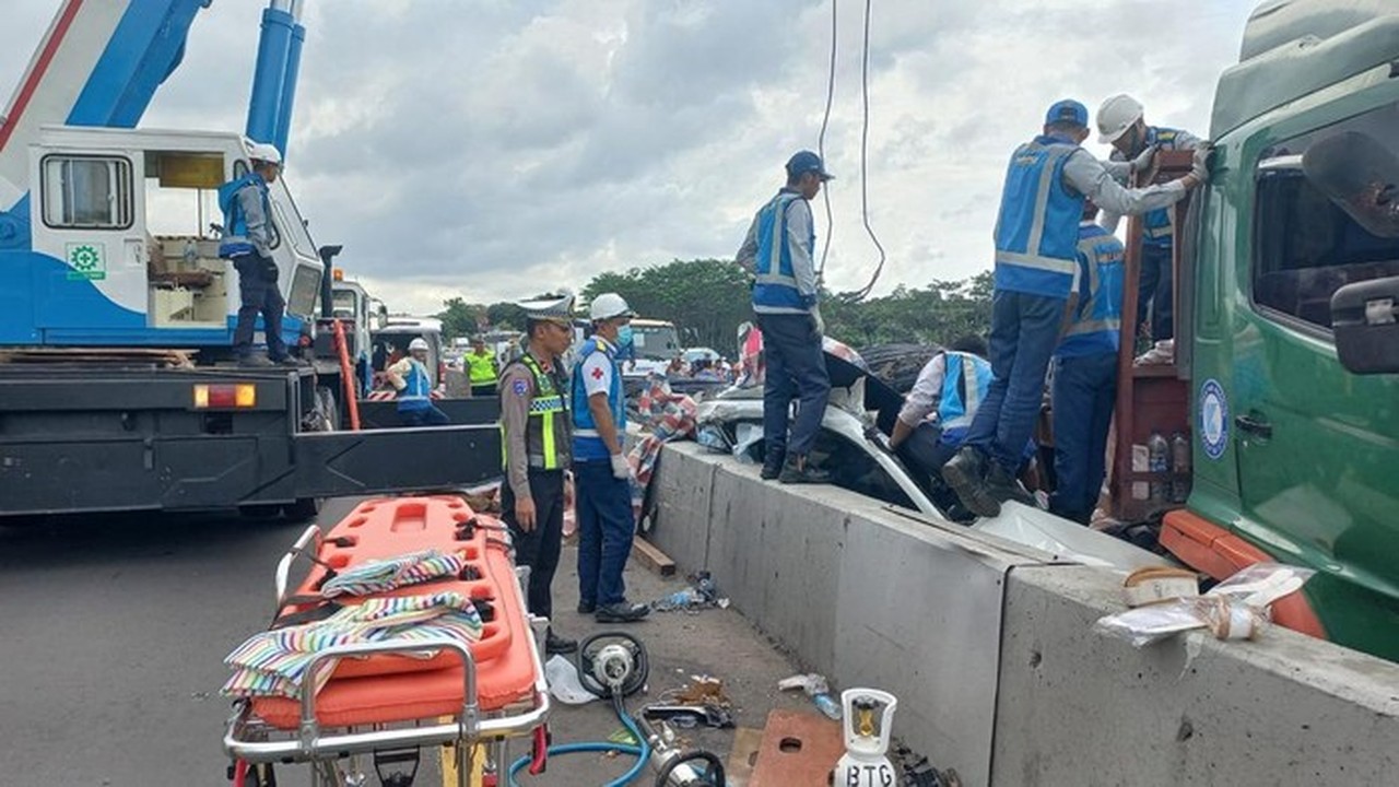 Proses Evakuasi Kendaraan Yang Terlibat Kecelakaan Di Tol Batang Semarang, Minggu (4/1/2026). Foto: Dok. Sat Lantas Polres Batang