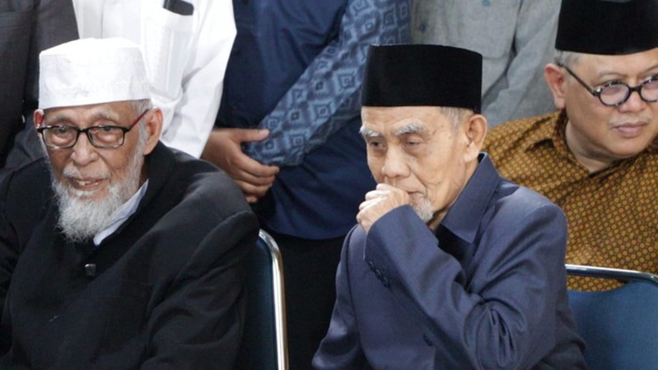 Abu Bakar Ba'asyir (pakai Kopiah Putih) (foto: Charolin Pebrianti/detikjatim)