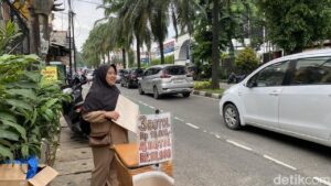 Pedagang Tikar Raup Jutaan Rupiah di Ragunan Saat Musim Liburan Akhir Tahun