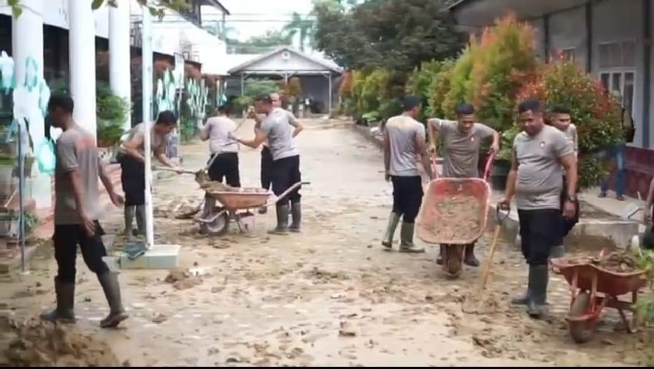 Foto: Personel Polri Gotong Royong Bersihkan Sisa Lumpur Di Smpn 2 Langsa Yang Terdampak Bencana (dok.istimewa)