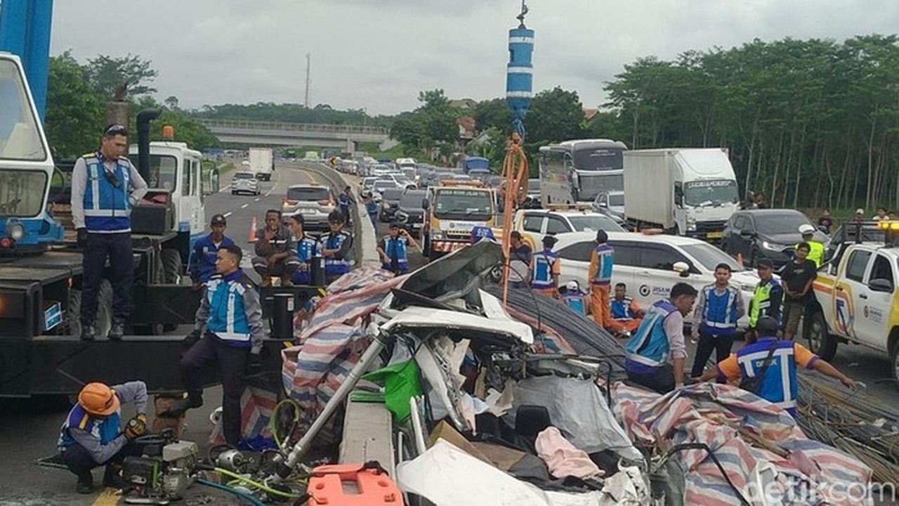 Foto: Kecelakaan Tiga Kendaraan Di Tol Batang (robby Bernardi/detikjateng)