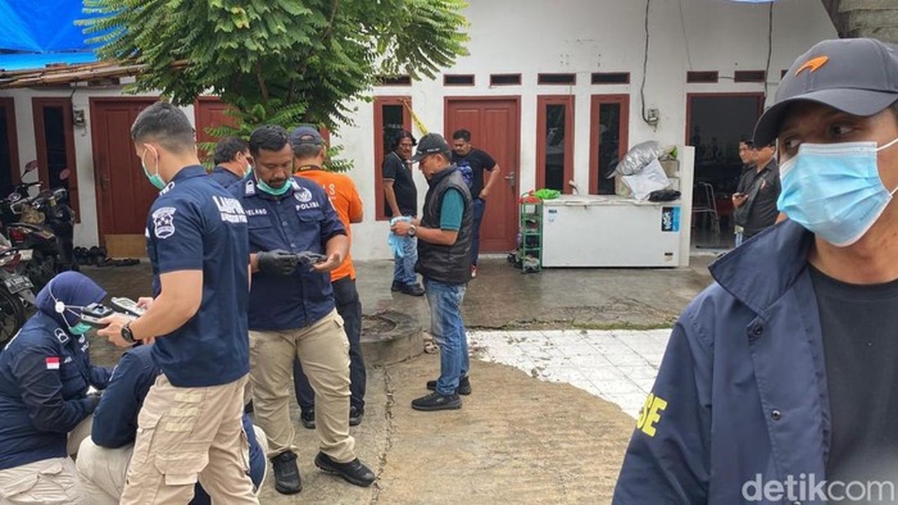 Foto: Tiga Orang Sekeluarga Ditemukan Tewas Di Tanjung Priok, Jakarta Utara. Warga Menceritakan, Para Korban Awalnya Ditemukan Keluarganya Yang Pulang Bekerja. (devi P/detikcom)