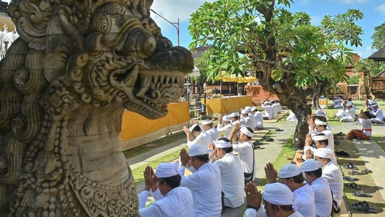 Ilustrasi Ibadah Umat Hindu (foto: Antara Foto/fikri Yusuf)