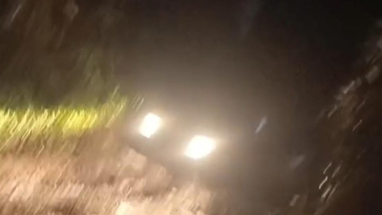 Foto: Mobil Wisatawan Alami Selip Ban Di Lumpur Saat Trekking Di Cisadon, Babakan Madang, Bogor Pada Rabu (31/12/2025). (dok. Istimewa)